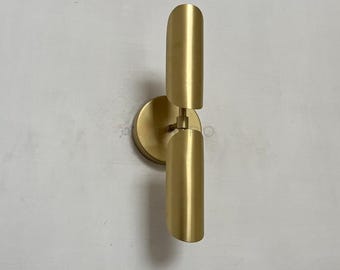 Arandela de parede de latão escovado com 2 braços: luminária moderna de meados do século