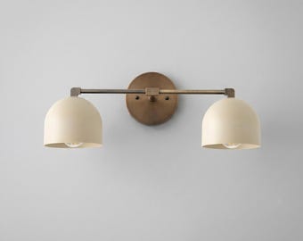 Moderne Messing-Wandleuchte mit cremefarbenen Kuppeln | Mid Century Schminktisch Leuchte