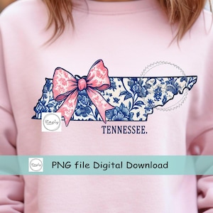 Tennessee Coquette Bow PNG, blauwe bloemen Toile Tennessee shirtontwerp, trendy Tennessee Pink Bow, preppy chinoiserie DTF-sublimatie, populair