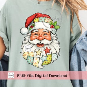 Może przedstawiać: Jasnozielona koszulka z kolorowym wzorem twarzy Świętego Mikołaja. Twarz Świętego Mikołaja ma czerwono-białą czapkę w kropki, białą brodę i patchworkowy wzór z gwiazdami. Tekst "PNG file Digital Download" znajduje się na dole.
