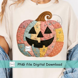 以下が含まれることがあります： 笑顔のパッチワークカボチャのデザインが施されたクリーム色のTシャツ。カボチャは、ピンク、青、黄色、オレンジの色合いのさまざまな花柄と水玉模様の生地パターンで構成されています。「PNG file Digital Download」というテキストが下にあります。