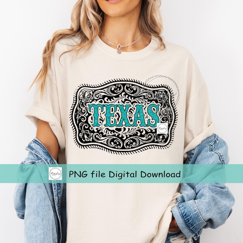 Peut inclure: T-shirt cr&egrave;me avec un motif d&eacute;coratif turquoise et noir avec le mot "TEXAS" en turquoise. Le motif a la forme d'une boucle de ceinture. Le t-shirt porte &eacute;galement la mention "PNG file Digital Download".