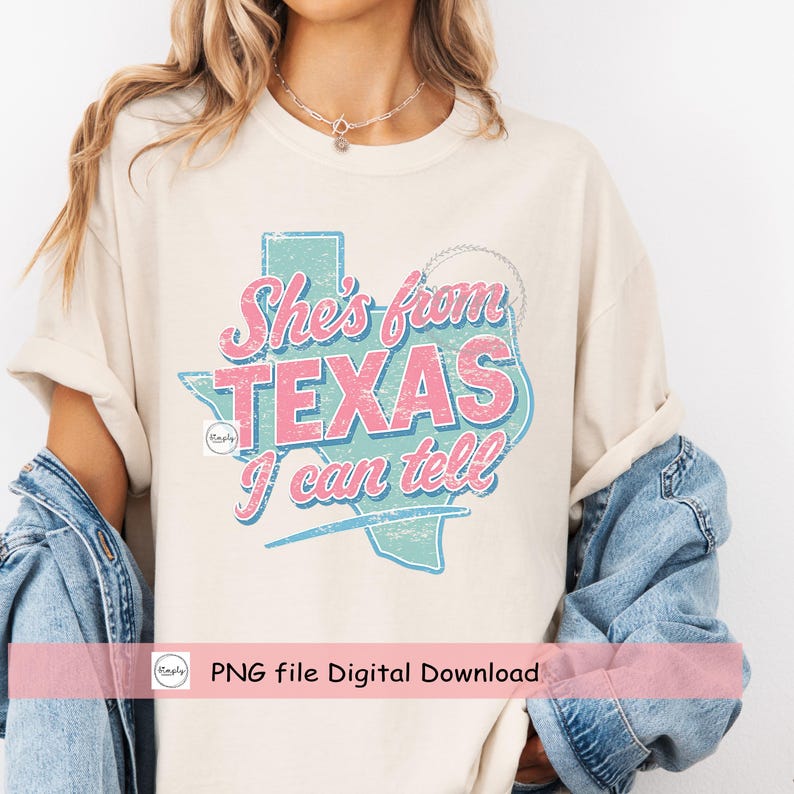 Puede incluir: Camiseta color crema con el texto "She's from TEXAS I can tell" en un estilo retro desgastado. El dise&ntilde;o presenta un contorno de Texas rosa y azul. La camiseta es una descarga digital.