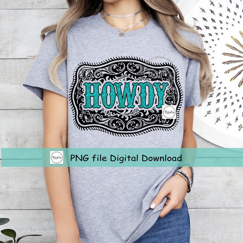 Pu&ograve; includere: Una maglietta grigia con una grafica in bianco e nero di una fibbia di cintura con la parola "HOWDY" in glitter turchese all'interno.