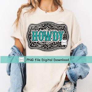 Pu&ograve; includere: Una maglietta bianca con una grafica in bianco e nero di una fibbia di cintura con la parola "HOWDY" in lettere di glitter turchese.