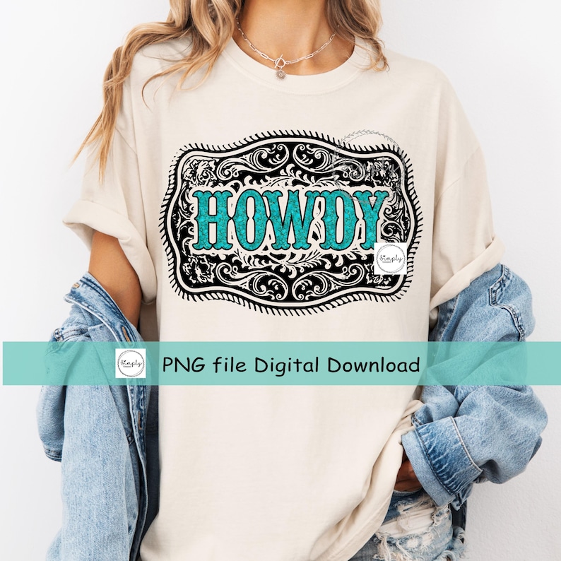 Pu&ograve; includere: Una maglietta bianca con una grafica in bianco e nero di una fibbia di cintura con la parola "HOWDY" in lettere di glitter turchese.