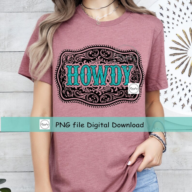 Pu&ograve; includere: Una maglietta rosa con un designo in bianco e nero di una fibbia di cintura con la parola "HOWDY" in lettere turchesi.