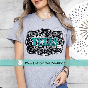 Peut inclure: T-shirt gris clair avec un motif d&eacute;coratif noir et blanc orn&eacute; du mot "TEXAS" en turquoise. Le motif ressemble &agrave; une boucle de ceinture. Le t-shirt porte &eacute;galement l'inscription "PNG file Digital Download".