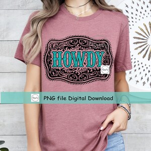 Pu&ograve; includere: Una maglietta rosa con un designo in bianco e nero di una fibbia di cintura con la parola "HOWDY" in lettere turchesi.