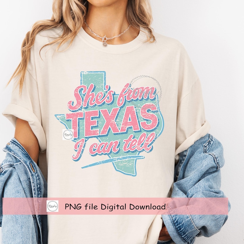 Puede incluir: Camiseta color crema con el texto "She's from TEXAS I can tell" en un estilo retro desgastado. El dise&ntilde;o presenta un contorno de Texas rosa y azul. La camiseta es una descarga digital.