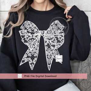 Puede incluir: Una sudadera negra con un dise&ntilde;o de lazo de encaje blanco. El dise&ntilde;o est&aacute; centrado en la parte delantera de la sudadera. El texto "PNG file Digital Download" est&aacute; en la parte inferior de la imagen.