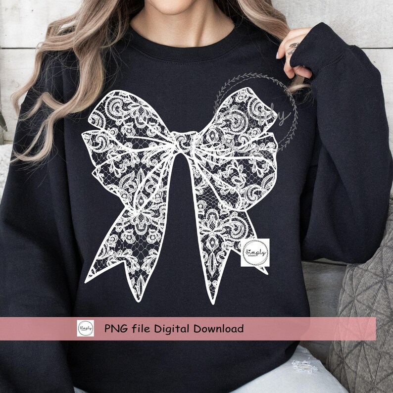 Puede incluir: Una sudadera negra con un dise&ntilde;o de lazo de encaje blanco. El dise&ntilde;o est&aacute; centrado en la parte delantera de la sudadera. El texto "PNG file Digital Download" est&aacute; en la parte inferior de la imagen.