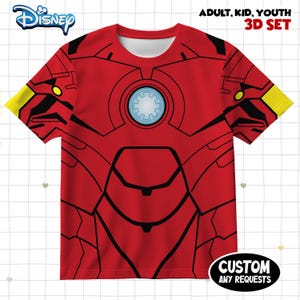Może przedstawiać: Czerwony t-shirt z kr&oacute;tkim rękawem z nadrukiem zbroi Iron Mana i jasnoniebieskim reaktorem łukowym na środku. Koszulka zawiera logo Disney, napis ADULT, KID, YOUTH 3D SET oraz napis CUSTOM ANY REQUESTS.