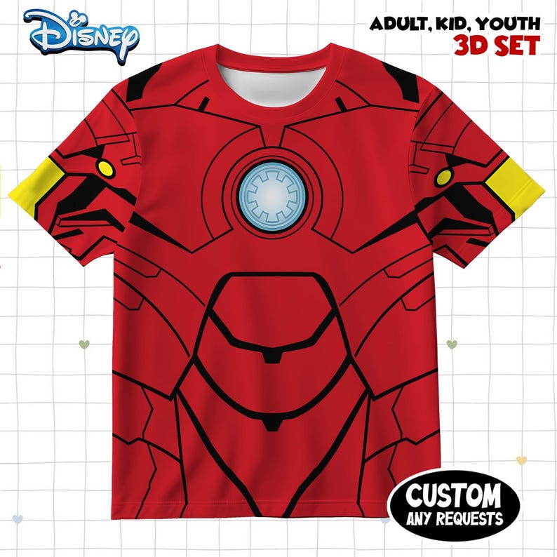 Może przedstawiać: Czerwony t-shirt z kr&oacute;tkim rękawem z nadrukiem zbroi Iron Mana i jasnoniebieskim reaktorem łukowym na środku. Koszulka zawiera logo Disney, napis ADULT, KID, YOUTH 3D SET oraz napis CUSTOM ANY REQUESTS.