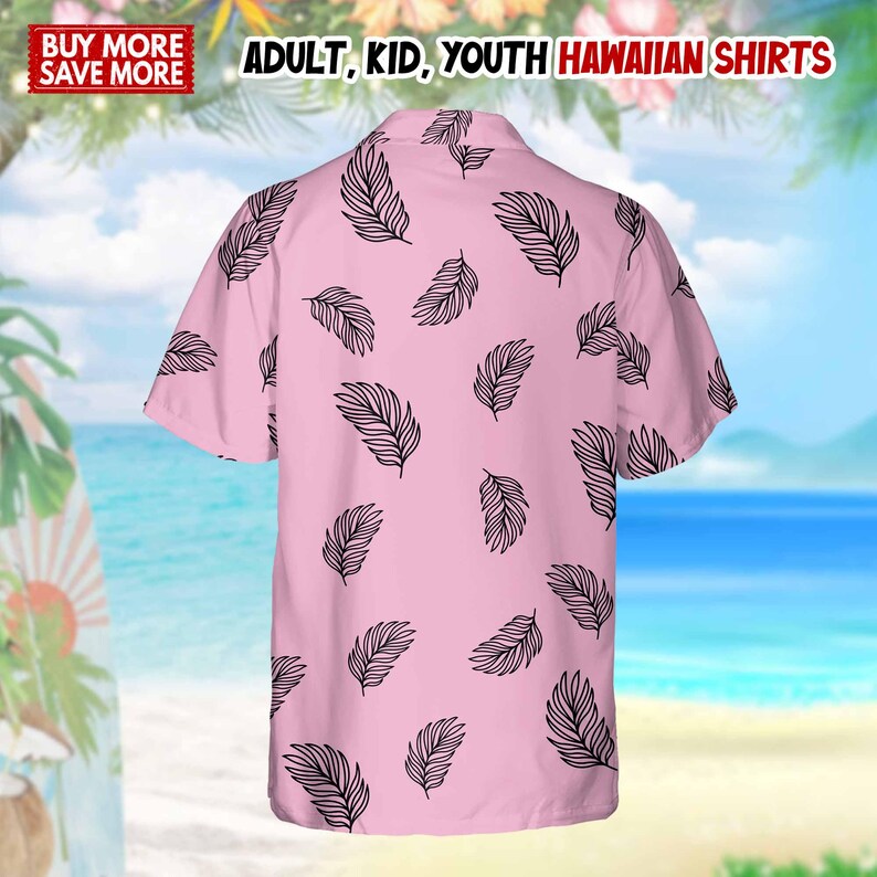Op de afbeelding: Een lichtroze overhemd met korte mouwen en knoopsluiting, voorzien van een herhalend zwart lijnpatroon van veren. De tekst "BUY MORE SAVE MORE" en "ADULT, KID, YOUTH HAWAIIAN SHIRTS" is bovenaan de afbeelding zichtbaar tegen een tropische achtergrond.