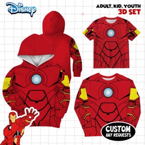 Może przedstawiać: Zestaw 3D Disney Iron Man zawierający czerwono-ż&oacute;łtą bluzę z kapturem, koszulkę z kr&oacute;tkim rękawem oraz bluzę z długim rękawem. Każda część odzieży posiada nadruk zbroi Iron Mana z jasnoniebieskim reaktorem łukowym. Tekst: ADULT, KID, YOUTH 3D SET oraz CUSTOM ANY REQUESTS.