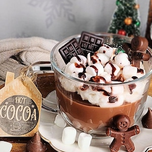 Hot Chocolate Candle with Marshmallows – Cozy Winter Mug Candle – Cocoa Scent – Decorative Sprinkle Topping – 450ml Cup – Holiday Gift