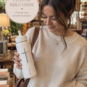 Könnte beinhalten: Eine weiße, isolierte Hydrapeak-Wasserflasche mit Trinkhalmdeckel, die mit einer schwarzen Kreuzgrafik und dem Text Isaiah 40:30 an der Seite versehen ist. Eine kreisförmige Grafik zeigt den Text CUSTOM BIBLE VERSE und Choose your favorite scripture.