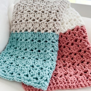 Pu&ograve; includere: Una coperta all'uncinetto con quattro quadrati in diversi colori: beige, bianco, verde acqua e rosa.