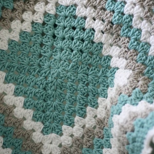 Daisy Cottage Designs Granny Square Blanket Crochet Pattern, Granny Square Crochet Pattern, Easy Crochet Pattern image 6