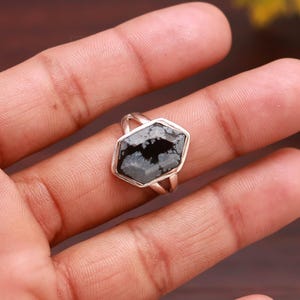 Schneeflocken Obsidian Ring // Sterling Silber Schwarz & Weiß Hexagon Edelstein Lünette Boho Ring