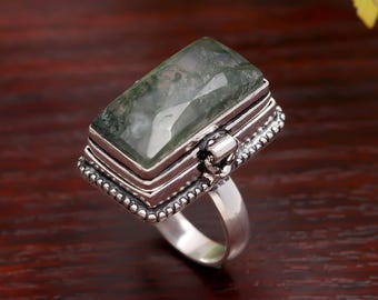 Pierścionek z prostokątnym medalionem z agatem mszystym: ręcznie robiona biżuteria ze srebra próby 925