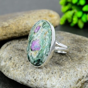 Peut inclure: Bague en argent ornée d'une pierre ovale verte et rose. La bague présente un motif de tige fendue. La pierre est sertie dans une lunette en argent.