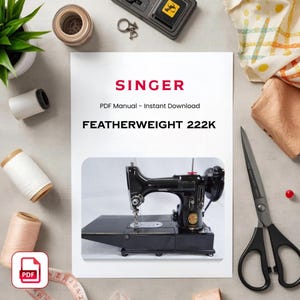 以下が含まれることがあります： 黒いミシンと一緒に表示されるSinger Featherweight 222K PDFマニュアル。マニュアルは白地に赤字です。糸巻き、ハサミ、その他の縫製用品も表示されています。