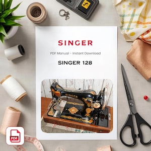 Puede incluir: Un manual en PDF de una máquina de coser Singer vintage con detalles en negro y dorado. El manual, etiquetado como "SINGER 128", es de descarga instantánea. Suministros de costura, incluyendo carretes de hilo y tijeras, están dispuestos alrededor del manual.