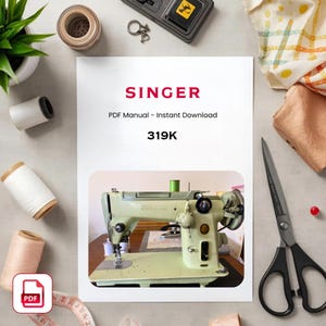 Könnte beinhalten: Ein PDF-Handbuch für eine Singer-Nähmaschine mit dem Text "SINGER PDF Manual - Instant Download 319K". Das Bild zeigt eine grüne Vintage-Nähmaschine, Garnrollen, eine Schere und andere Nähutensilien.