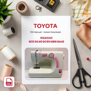 Puede incluir: Una máquina de coser Toyota RS2000 blanca con detalles rosas, un manual PDF y suministros de costura. La máquina tiene una aguja, hilo y un dial rosa. El texto "TOYOTA" se muestra en rojo. También se ven tijeras y carretes de hilo.