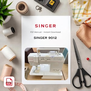以下が含まれることがあります： 白いハンドルと小さな縫製エリアを備えた白い Singer 9012 ミシン。画像には、Singer のロゴと「PDF Manual - Instant Download」というテキストが記載された PDF マニュアルが含まれています。 その他のアイテムには、糸巻き、はさみ、メジャーが含まれます。
