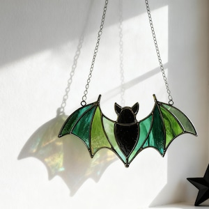 Gotyckie dekoracje domu Witrażowa dekoracja z nietoperzem Dekoracje na Halloween Gotyckie akcenty artystyczne Upiorne dekoracje domu Ozdoby