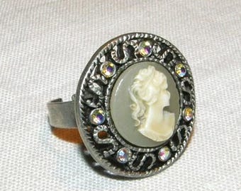 Nice ladies' ring with soapstone portrait of a lady and rainbow stones, France around 1940/50