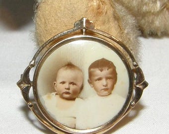 Beautiful antique Art Deco time travel brooch, photo brooch with 2 children's photos, gilt, circa 1925/30, France