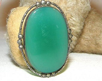 Fine, delicate antique silver brooch, hallmarked 835, with a green oval agate cabochon and marcasites, Art Deco circa 1920/30