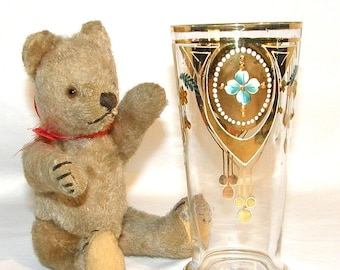 Bellissimo bicchiere antico in stile Art Nouveau, realizzato in vetro finissimo con decorazioni a smalto e vera doratura, circa 1900, altezza 13,5 cm.