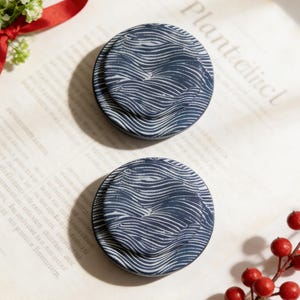 抽象的な波線デザインのスマホ用マグネット式スタンド、ミニマルな地形アートホルダー、モダンな海の美学をモチーフにしたゼブラストライプスタンド