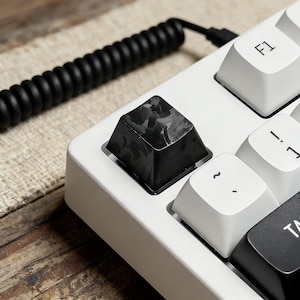 Może przedstawiać: Rustykalny drewniany szyld z napisem "Welcome to our home" w białych literach. Szyld ma postarzaną powierzchnię i prosty, zapraszający design, idealny na ganek lub do przedpokoju.