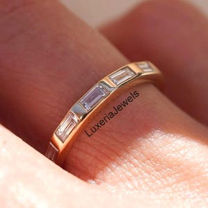 Flush Set Eternity Diamantband, 4 x 2 mm Moissanit Verlobungsring, 14K Gelbgold Stacking und passende Marke, Geschenk für Liebe