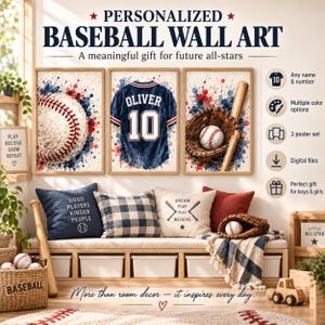 Puede incluir: Un conjunto de tres pósteres con arte en acuarela de temática de béisbol, que incluye una pelota, una camiseta personalizada con el nombre OLIVER y el número 10, y un guante de béisbol con un bate. El texto dice PERSONALIZED BASEBALL WALL ART.