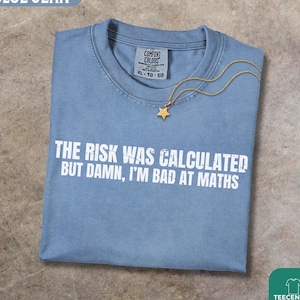 Chemise drôle avec calcul des risques, t-shirt mauvais en maths, haut graphique citation humour, t-shirt blague sarcastique, t-shirt couleurs confort rétro, cadeau fantaisie tendance image 1