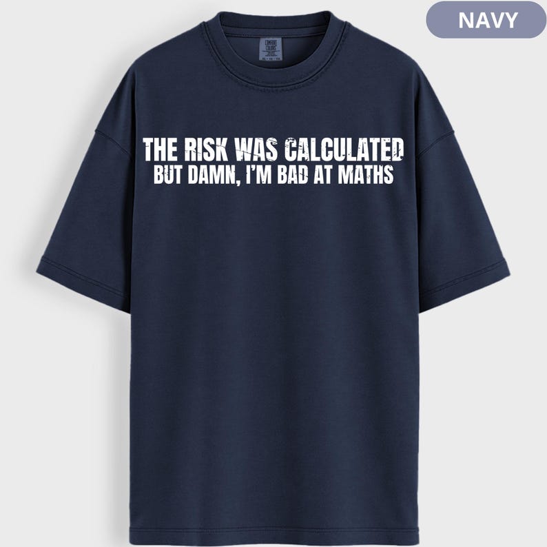 Peut inclure: T-shirt bleu marine avec l'inscription blanche "THE RISK WAS CALCULATED BUT DAMN, I'M BAD AT MATHS". Le t-shirt &agrave; manches courtes a un col rond. Le v&ecirc;tement est de couleur bleu marine uni.