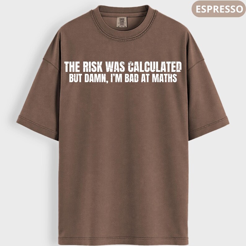 Peut inclure: T-shirt couleur expresso avec l'inscription blanche : "THE RISK WAS CALCULATED BUT DAMN, I'M BAD AT MATHS". Le t-shirt a un col rond et des manches courtes. Le v&ecirc;tement est de couleur unie.