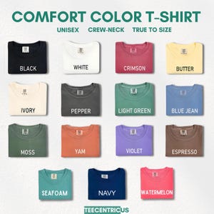 Peut inclure: Pr&eacute;sentation de t-shirts Comfort Color &agrave; col rond, disponibles en plusieurs couleurs : noir, blanc, cramoisi, beurre, ivoire, poivre, vert clair, bleu jean, mousse, igname, violet, expresso, &eacute;cume de mer, marine et past&egrave;que. Le texte indique "COMFORT COLOR T-SHIRT".