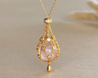 Collana con gabbia in quarzo rosa, pendente in rete di cristallo rosa, porta pietre preziose regolabile, gioielli spirituali Boho, chakra del cuore, regalo intenzionale per le donne