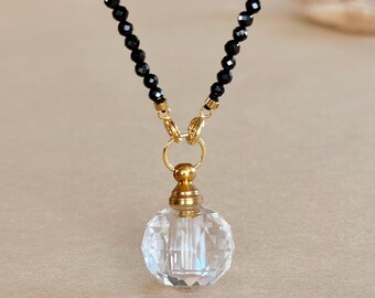 Collana con flacone di profumo in quarzo trasparente, collana con perline di spinello nero, collana con cristalli per oli essenziali, delicata fialetta di profumo, gioiello regalo per lei