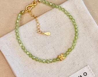 Bracciale con perline di cristallo di peridoto, pietra portafortuna di agosto, gemma verde, delicato fiore dorato, gioielli in argento sterling, regalo per lei, prosperità e fortuna.