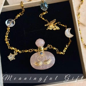 Anpassat handmålat halsband med rosenkvarts, parfymflaska, rosa kristallhänge, eterisk olja, doftflaska, svanmotiv, unikt minnesgåva