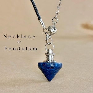 Può includere: Una collana con un pendolo di pietra blu. Il pendolo è una pietra blu scuro a forma di cono con un cappuccio in metallo argentato. La collana ha un cordino nero e una catena d'argento. Il testo "Necklace & Pendulum" è nell'immagine.